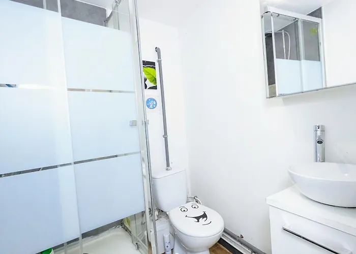 Centre: Private Comforts, Shared Kitchen & Hall Proximity * Poitiers