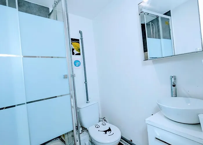 Centre: Private Comforts, Shared Kitchen & Hall Proximity